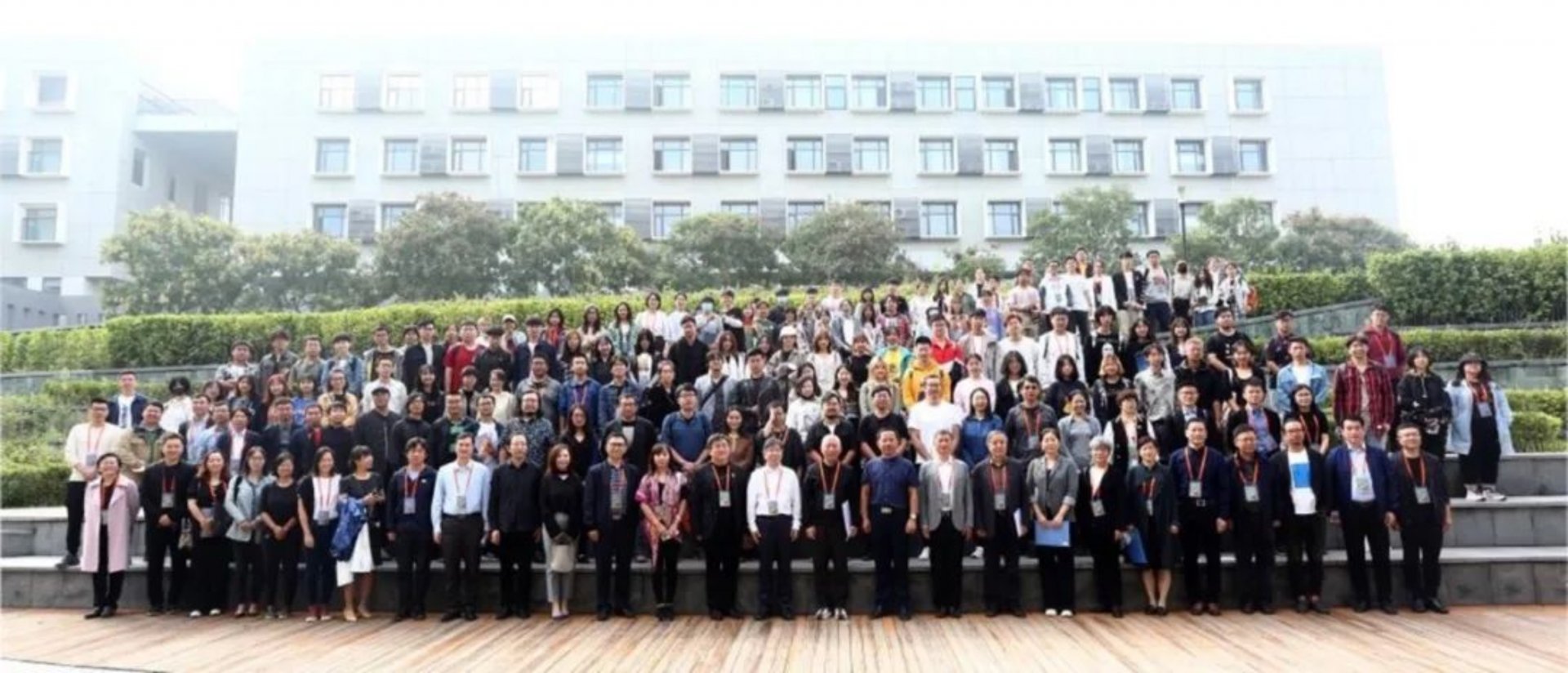 是一所具有鲜明建筑特色